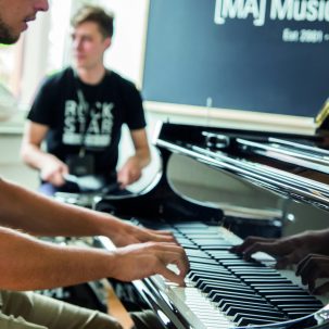 Schüler haut auf die Tasten