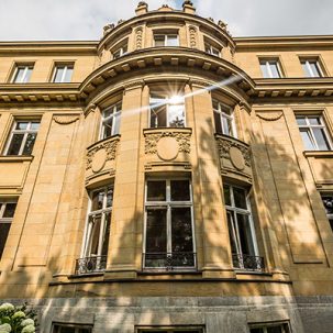 Wunderschöne Fassade der Music Academy