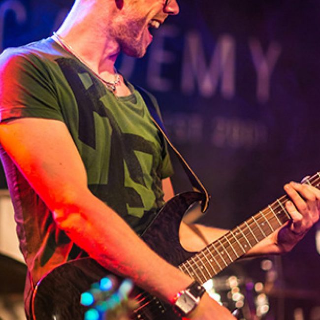 Ein Music Academy Dozent rockt mit seiner Gitarre