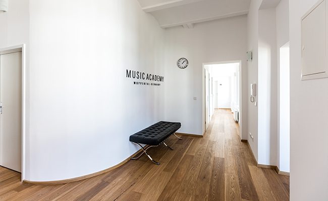 Ein langer Korridor und Wartebereich der Music Academy