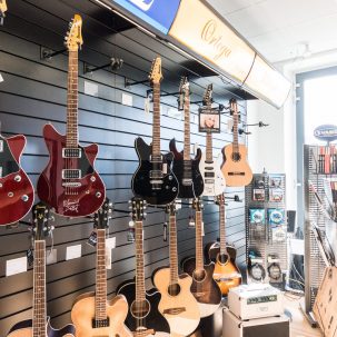 Gitarrenwand im Büro der Music Academy