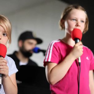 Kinder testen die Mikrofone aus