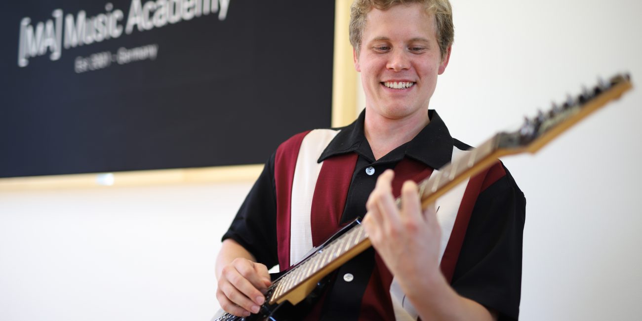 Schüler spielt Gitarre an der Music Academy