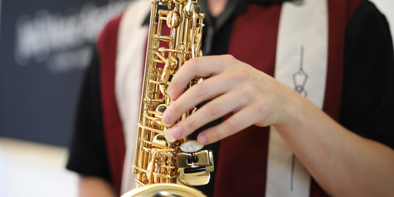 Schüler spielt Saxophon