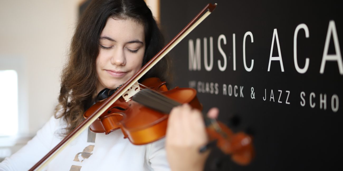 Schülerin spielt Geige an der Music Academy