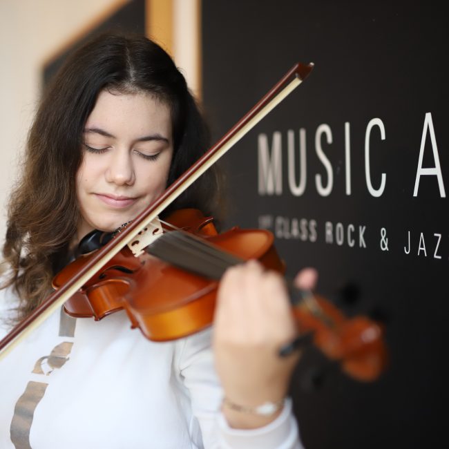 Schülerin spielt Geige an der Music Academy