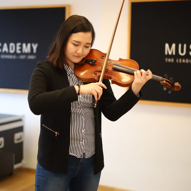 Mädchen spielt Geige an der Music Academy