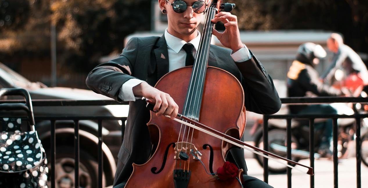 Mann spielt Cello auf der Strasse