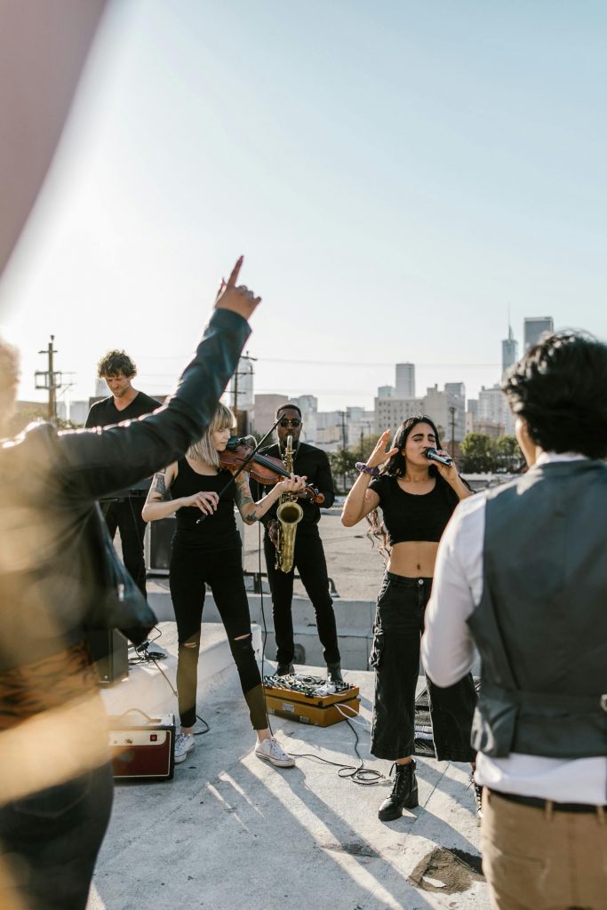 Band rockt auf dem Dach