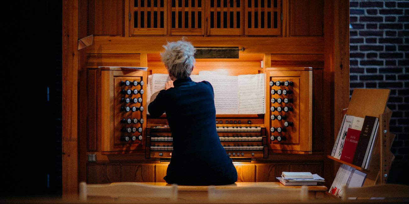 Orgelspieler in einer Kirche