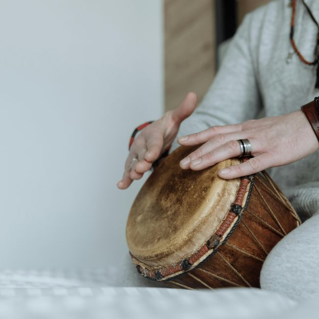 Musikerin trommelt auf einem Percussioninstrument