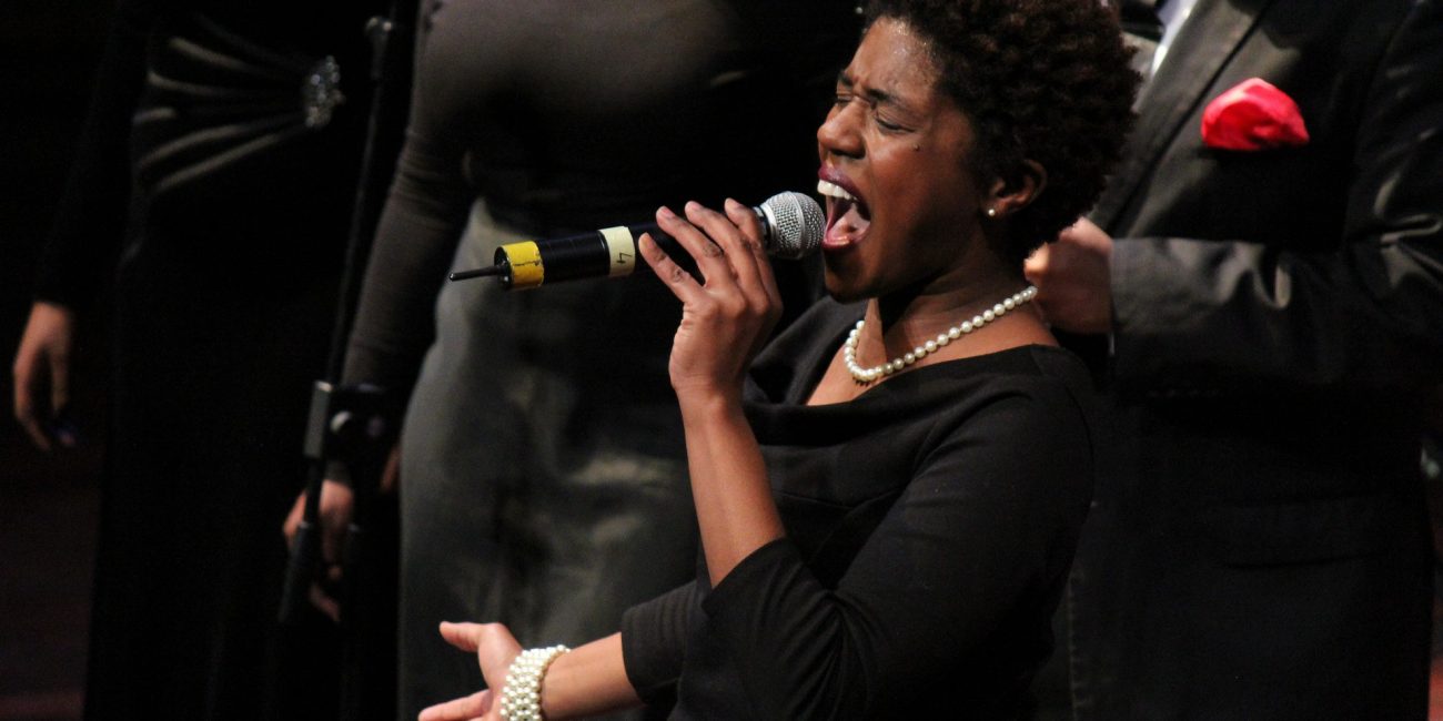 Frau singt im Gospelchor ein Solo