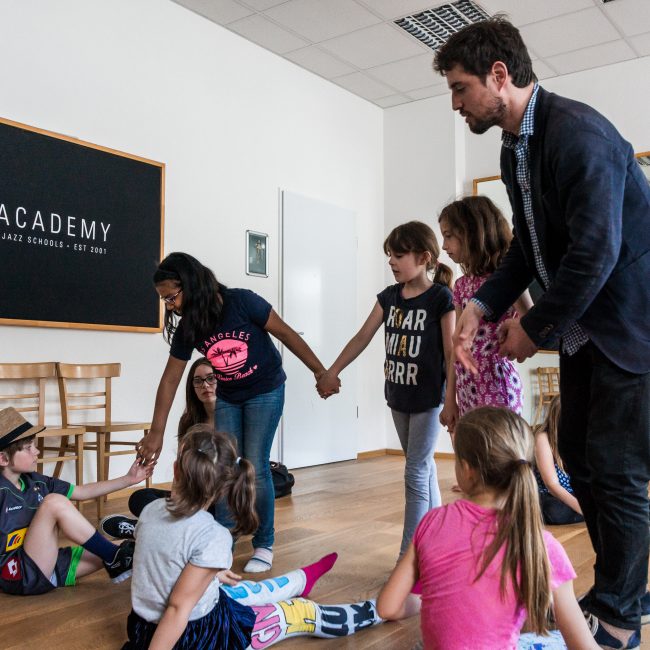 Kinder lernen und spielen mit dem Dozenten