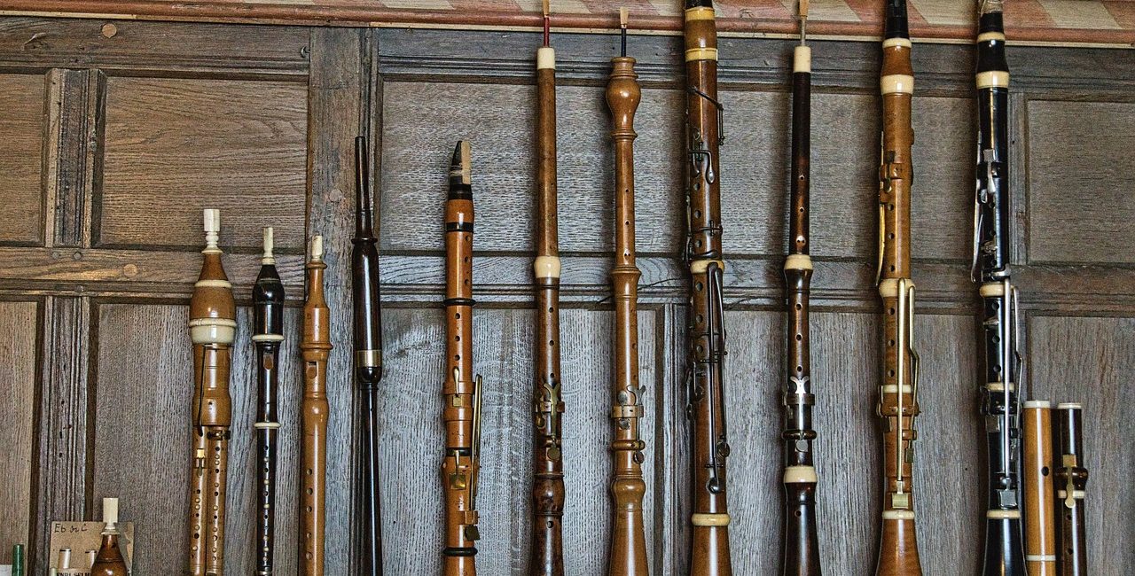 Verschiedene Blasinstrumente Oboe an der Wand