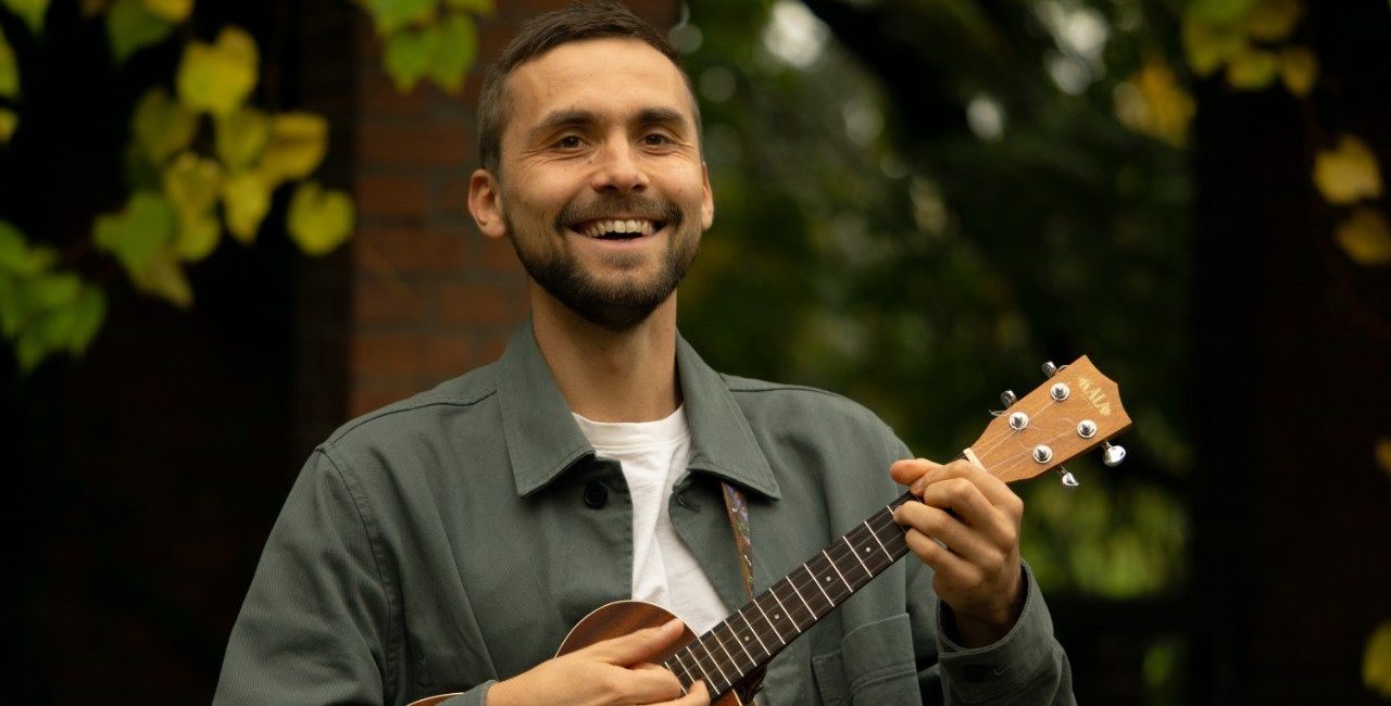 Dozent mit einer Ukulele