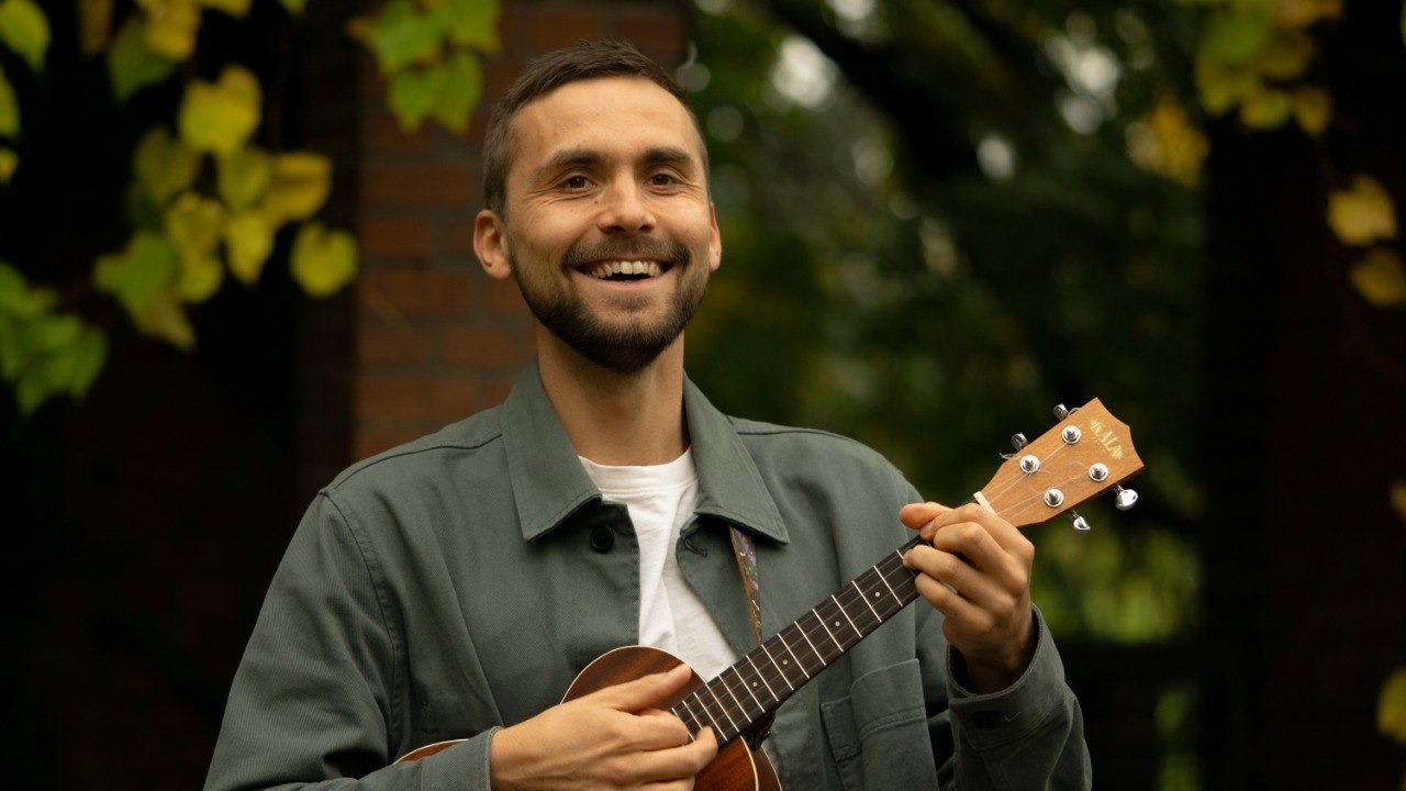 Dozent mit einer Ukulele